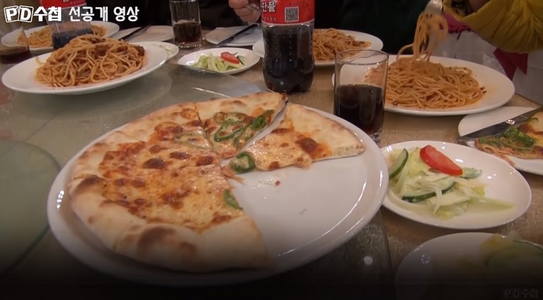 Bất ngờ với hình ảnh người dân Triều Tiên sử dụng smartphone, ăn pizza và uống Coca Bất ngờ với hình ảnh người dân Triều Tiên sử dụng smartphone, ăn pizza và uống Coca