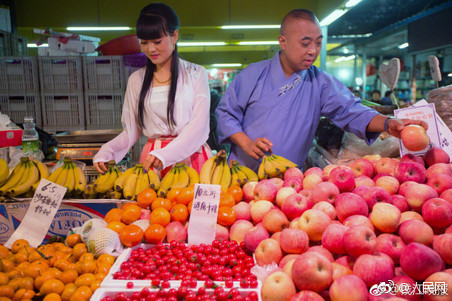 Chợ 'xuyên không' ở Nam Kinh: Triển Chiêu bán thịt heo, Tiểu hòa thượng đứng quầy hoa quả Chợ 'xuyên không' ở Nam Kinh: Triển Chiêu bán thịt heo, Tiểu hòa thượng đứng quầy hoa quả