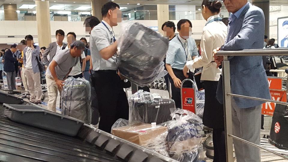 'Sóng gió gia tộc' Korean Air tập mới nhất: Nhị tiểu thư tấn công nhân viên, đại tiểu thư buôn lậu 'Sóng gió gia tộc' Korean Air tập mới nhất: Nhị tiểu thư tấn công nhân viên, đại tiểu thư buôn lậu