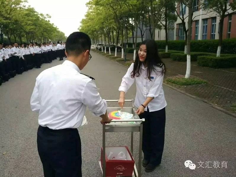 'Đãi ngộ' nào dành cho bạn nếu là nữ sinh duy nhất trong trường? 'Đãi ngộ' nào dành cho bạn nếu là nữ sinh duy nhất trong trường?