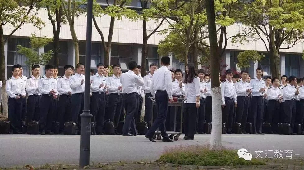 'Đãi ngộ' nào dành cho bạn nếu là nữ sinh duy nhất trong trường? 'Đãi ngộ' nào dành cho bạn nếu là nữ sinh duy nhất trong trường?