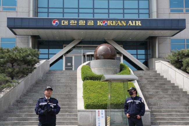 Chủ tịch Korean Air bị tố lắp đặt các thiết bị cách âm trong văn phòng để trốn tránh sai phạm Chủ tịch Korean Air bị tố lắp đặt các thiết bị cách âm trong văn phòng để trốn tránh sai phạm