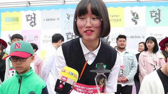 Cuộc thi 'ngồi đờ đẫn' ở Hàn Quốc: 150 người ngồi im, không ngủ, cười, ăn uống trong suốt 90 phút Cuộc thi 'ngồi đờ đẫn' ở Hàn Quốc: 150 người ngồi im, không ngủ, cười, ăn uống trong suốt 90 phút