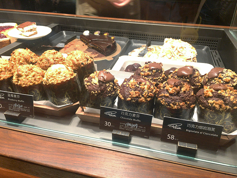 Xếp hàng 2 tiếng chỉ để được 'lạc lối' trong cửa hàng Starbucks lớn nhất thế giới Xếp hàng 2 tiếng chỉ để được 'lạc lối' trong cửa hàng Starbucks lớn nhất thế giới