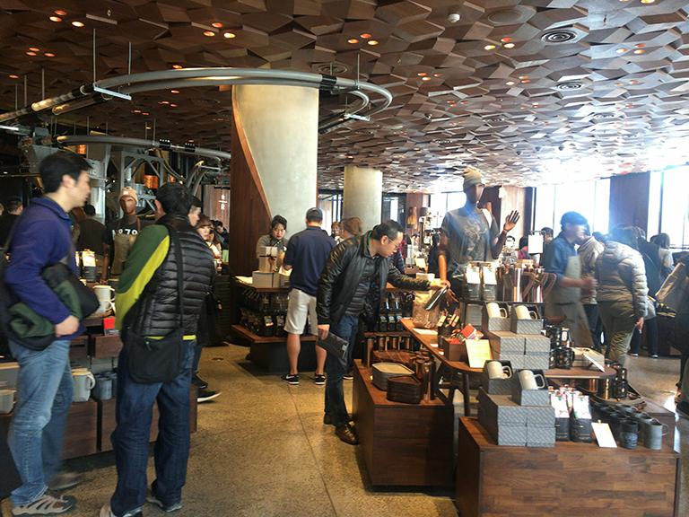 Xếp hàng 2 tiếng chỉ để được 'lạc lối' trong cửa hàng Starbucks lớn nhất thế giới Xếp hàng 2 tiếng chỉ để được 'lạc lối' trong cửa hàng Starbucks lớn nhất thế giới