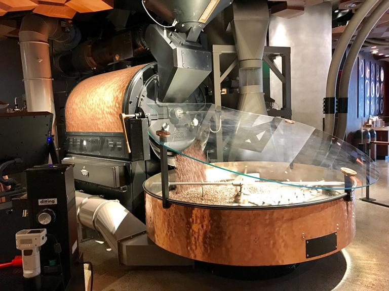 Xếp hàng 2 tiếng chỉ để được 'lạc lối' trong cửa hàng Starbucks lớn nhất thế giới Xếp hàng 2 tiếng chỉ để được 'lạc lối' trong cửa hàng Starbucks lớn nhất thế giới