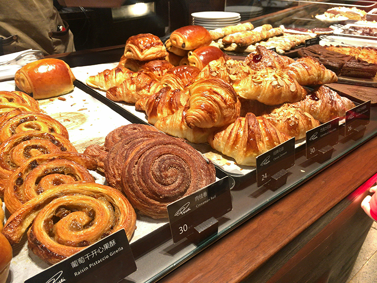 Xếp hàng 2 tiếng chỉ để được 'lạc lối' trong cửa hàng Starbucks lớn nhất thế giới Xếp hàng 2 tiếng chỉ để được 'lạc lối' trong cửa hàng Starbucks lớn nhất thế giới