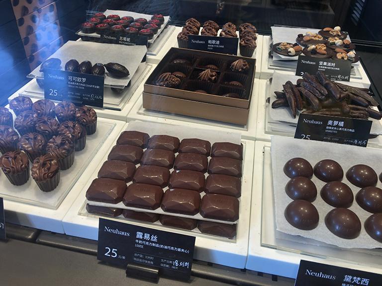 Xếp hàng 2 tiếng chỉ để được 'lạc lối' trong cửa hàng Starbucks lớn nhất thế giới Xếp hàng 2 tiếng chỉ để được 'lạc lối' trong cửa hàng Starbucks lớn nhất thế giới
