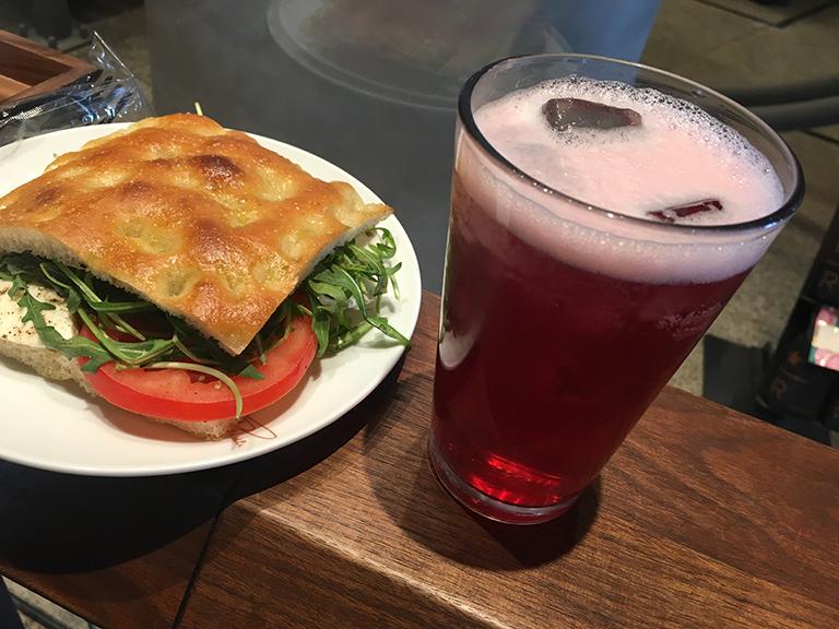 Xếp hàng 2 tiếng chỉ để được 'lạc lối' trong cửa hàng Starbucks lớn nhất thế giới Xếp hàng 2 tiếng chỉ để được 'lạc lối' trong cửa hàng Starbucks lớn nhất thế giới