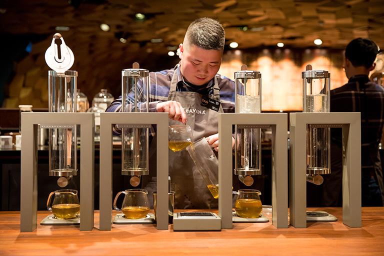 Xếp hàng 2 tiếng chỉ để được 'lạc lối' trong cửa hàng Starbucks lớn nhất thế giới Xếp hàng 2 tiếng chỉ để được 'lạc lối' trong cửa hàng Starbucks lớn nhất thế giới