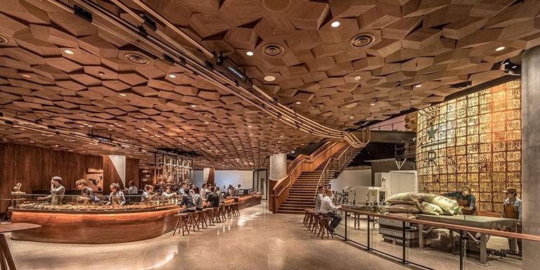 Xếp hàng 2 tiếng chỉ để được 'lạc lối' trong cửa hàng Starbucks lớn nhất thế giới Xếp hàng 2 tiếng chỉ để được 'lạc lối' trong cửa hàng Starbucks lớn nhất thế giới