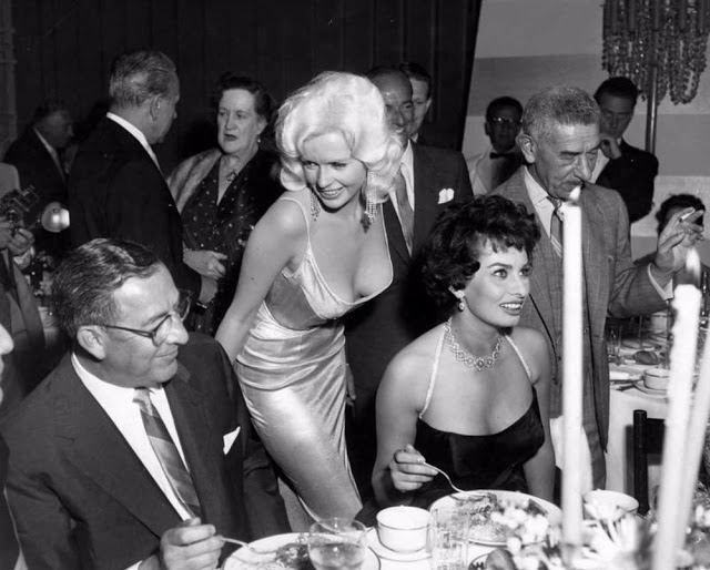 Sự thật về bức ảnh nổi tiếng nhất Hollywood: Sophia Loren 'lườm nguýt' 'biểu tượng sex' Jayne Mansfield Sự thật về bức ảnh nổi tiếng nhất Hollywood: Sophia Loren 'lườm nguýt' 'biểu tượng sex' Jayne Mansfield