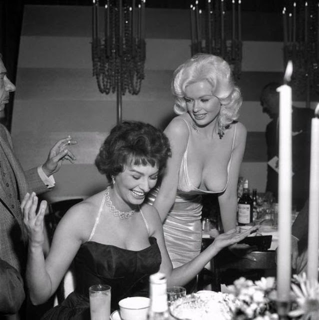Sự thật về bức ảnh nổi tiếng nhất Hollywood: Sophia Loren 'lườm nguýt' 'biểu tượng sex' Jayne Mansfield Sự thật về bức ảnh nổi tiếng nhất Hollywood: Sophia Loren 'lườm nguýt' 'biểu tượng sex' Jayne Mansfield