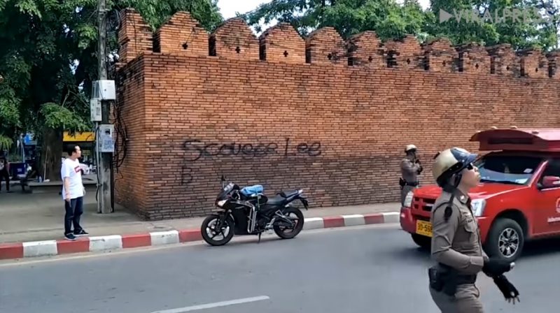 Khách du lịch đối mặt bản án 10 năm tù vì vẽ lên bức tường 800 năm tuổi Khách du lịch đối mặt bản án 10 năm tù vì vẽ lên bức tường 800 năm tuổi