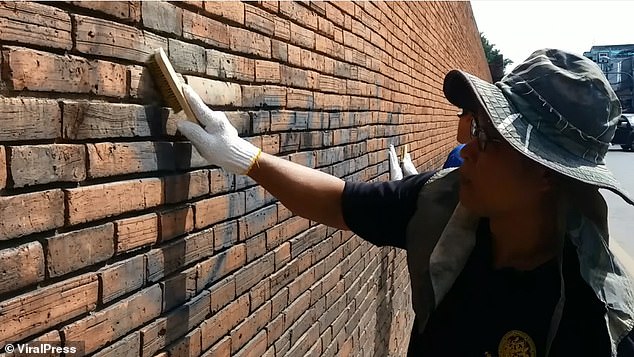 Khách du lịch đối mặt bản án 10 năm tù vì vẽ lên bức tường 800 năm tuổi Khách du lịch đối mặt bản án 10 năm tù vì vẽ lên bức tường 800 năm tuổi
