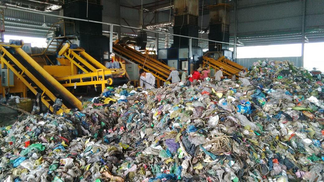Hình ảnh bãi rác khổng lồ ở Hội An sẽ khiến bạn giật mình về lượng tiêu thụ túi nilon, hộp nhựa mỗi ngày Hình ảnh bãi rác khổng lồ ở Hội An sẽ khiến bạn giật mình về lượng tiêu thụ túi nilon, hộp nhựa mỗi ngày