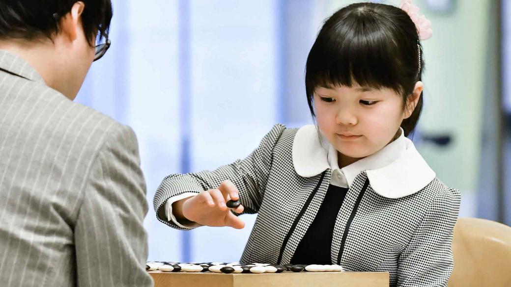 Cô bé 9 tuổi trở thành kỳ thủ cờ vây chuyên nghiệp trẻ nhất thế giới Cô bé 9 tuổi trở thành kỳ thủ cờ vây chuyên nghiệp trẻ nhất thế giới