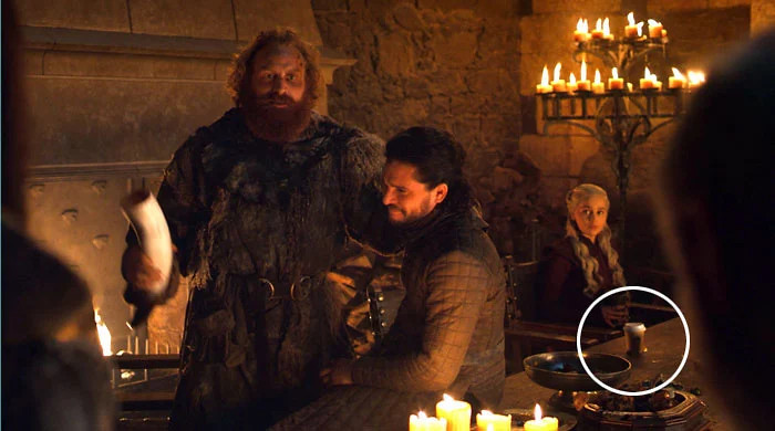 Một ly Starbucks lặng lẽ xuất hiện trong tập 4 'Game of Thrones': Đạo diễn đãng trí hay chiêu quảng cáo trá hình Một ly Starbucks lặng lẽ xuất hiện trong tập 4 'Game of Thrones': Đạo diễn đãng trí hay chiêu quảng cáo trá hình