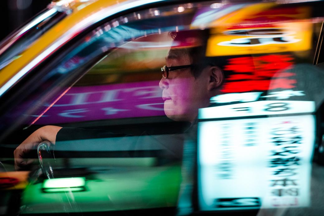 Chuyện đời của những lái xe taxi trung niên chạy xuyên màn đêm ở Tokyo Chuyện đời của những lái xe taxi trung niên chạy xuyên màn đêm ở Tokyo