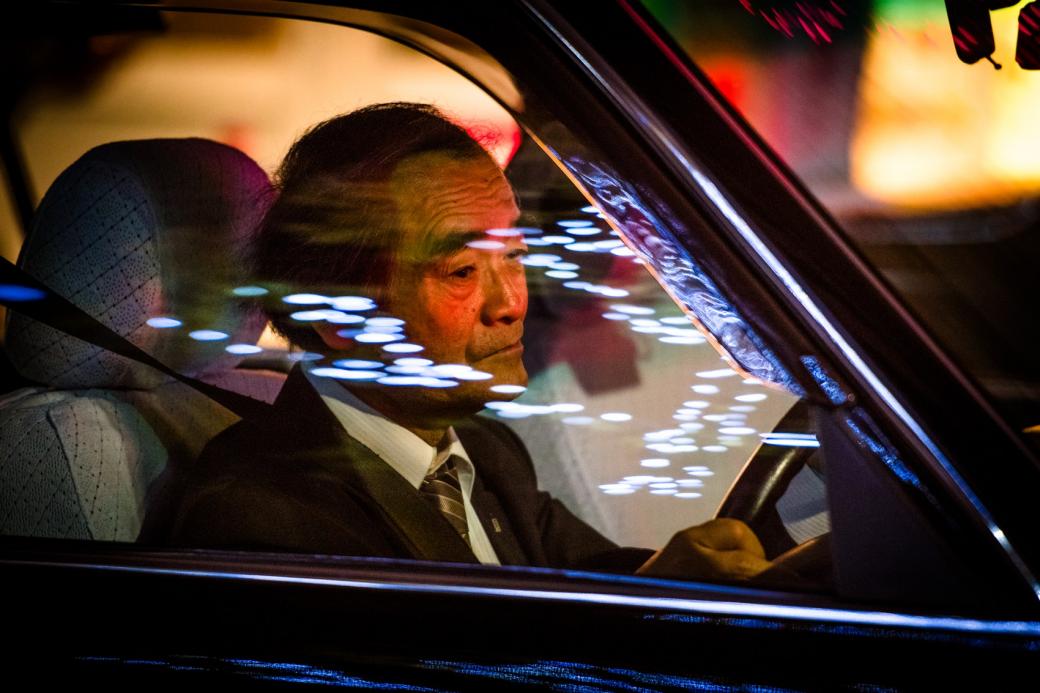Chuyện đời của những lái xe taxi trung niên chạy xuyên màn đêm ở Tokyo Chuyện đời của những lái xe taxi trung niên chạy xuyên màn đêm ở Tokyo