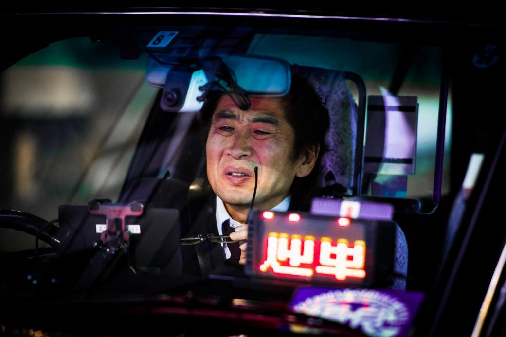 Chuyện đời của những lái xe taxi trung niên chạy xuyên màn đêm ở Tokyo Chuyện đời của những lái xe taxi trung niên chạy xuyên màn đêm ở Tokyo