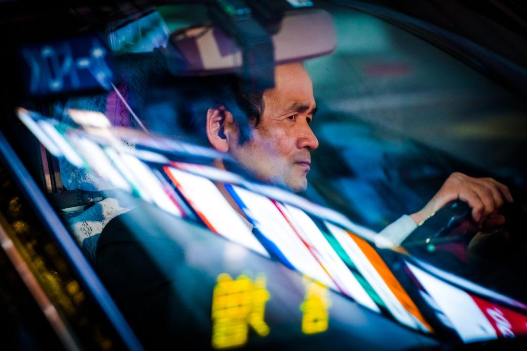 Chuyện đời của những lái xe taxi trung niên chạy xuyên màn đêm ở Tokyo Chuyện đời của những lái xe taxi trung niên chạy xuyên màn đêm ở Tokyo