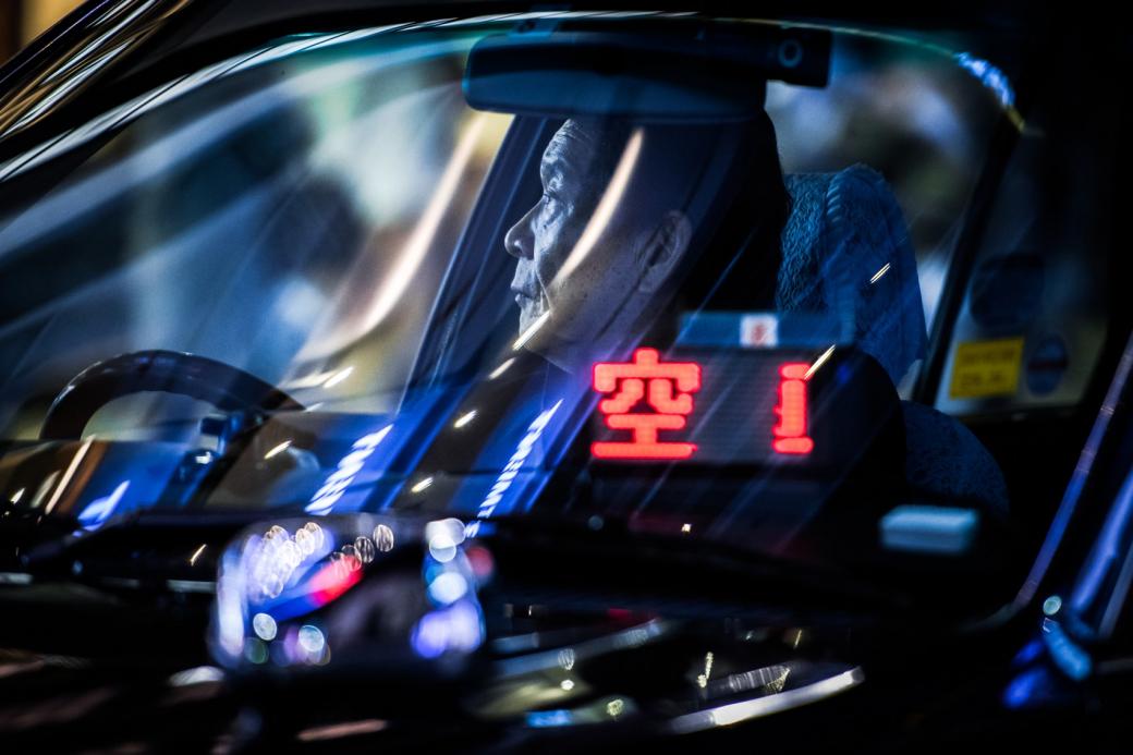 Chuyện đời của những lái xe taxi trung niên chạy xuyên màn đêm ở Tokyo Chuyện đời của những lái xe taxi trung niên chạy xuyên màn đêm ở Tokyo