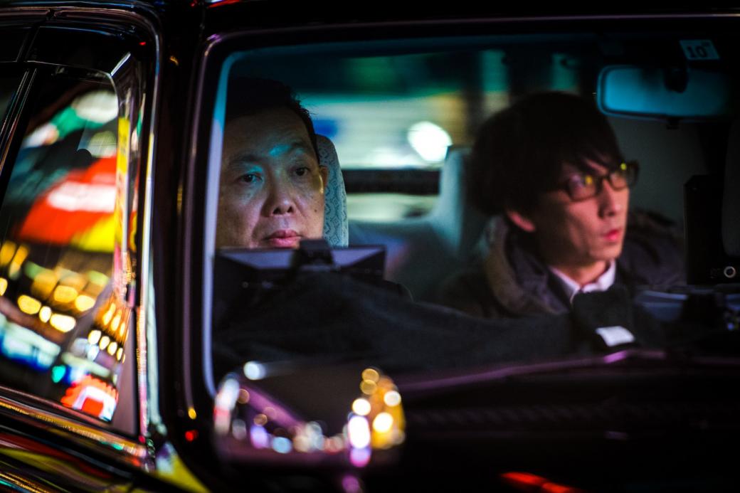 Chuyện đời của những lái xe taxi trung niên chạy xuyên màn đêm ở Tokyo Chuyện đời của những lái xe taxi trung niên chạy xuyên màn đêm ở Tokyo