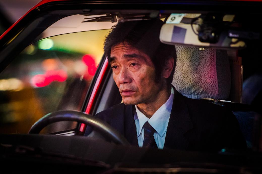 Chuyện đời của những lái xe taxi trung niên chạy xuyên màn đêm ở Tokyo Chuyện đời của những lái xe taxi trung niên chạy xuyên màn đêm ở Tokyo