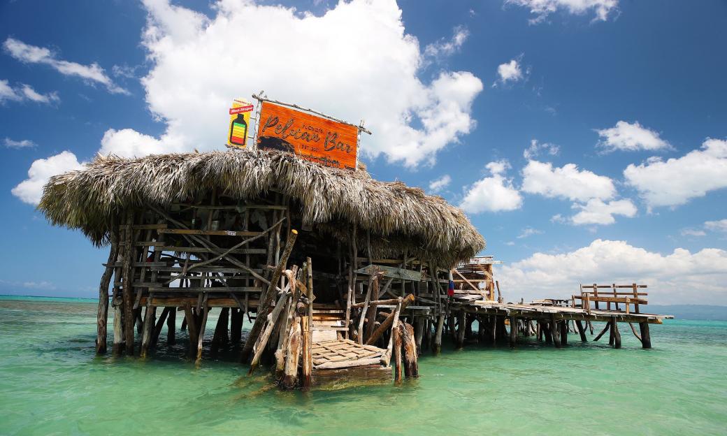Công việc vừa làm vừa nghỉ dưỡng: Pha chế trong quán rượu lênh đênh trên vùng biển vắng Jamaica Công việc vừa làm vừa nghỉ dưỡng: Pha chế trong quán rượu lênh đênh trên vùng biển vắng Jamaica
