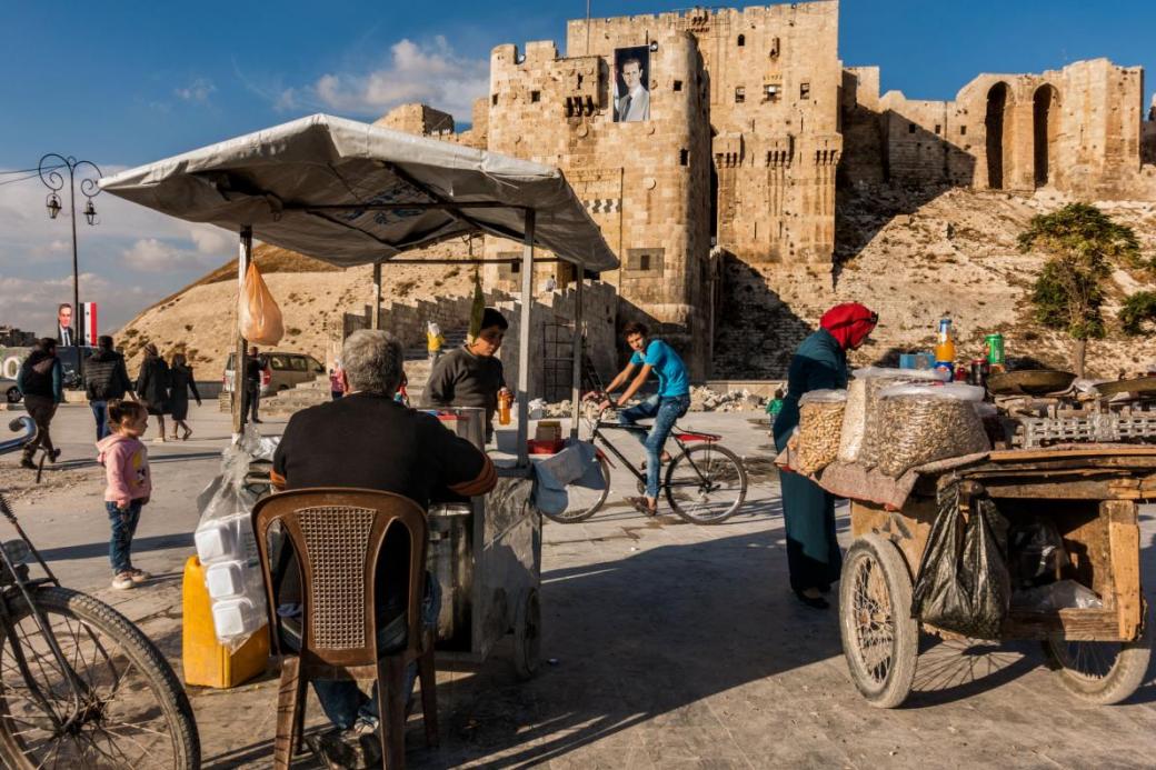 Giữa đống đổ nát, người dân Syria tìm kiếm sự yên bình sau cuộc chiến Giữa đống đổ nát, người dân Syria tìm kiếm sự yên bình sau cuộc chiến