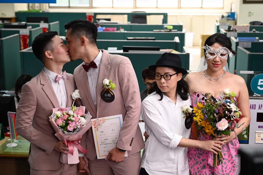 Hành trình 12 năm từ 'đôi bạn cùng tiến' đến cặp đôi đồng tính đăng ký kết hôn đầu tiên ở Đài Loan Hành trình 12 năm từ 'đôi bạn cùng tiến' đến cặp đôi đồng tính đăng ký kết hôn đầu tiên ở Đài Loan