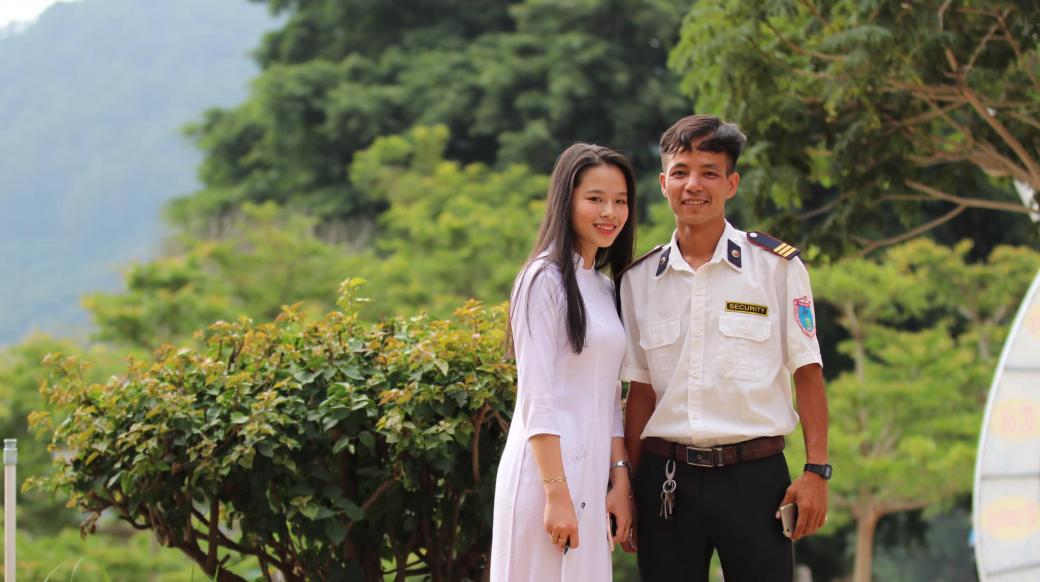 'Soái ca' bảo vệ cực đẹp trai khiến học sinh giành nhau để được chụp chung trong ảnh kỷ yếu 'Soái ca' bảo vệ cực đẹp trai khiến học sinh giành nhau để được chụp chung trong ảnh kỷ yếu