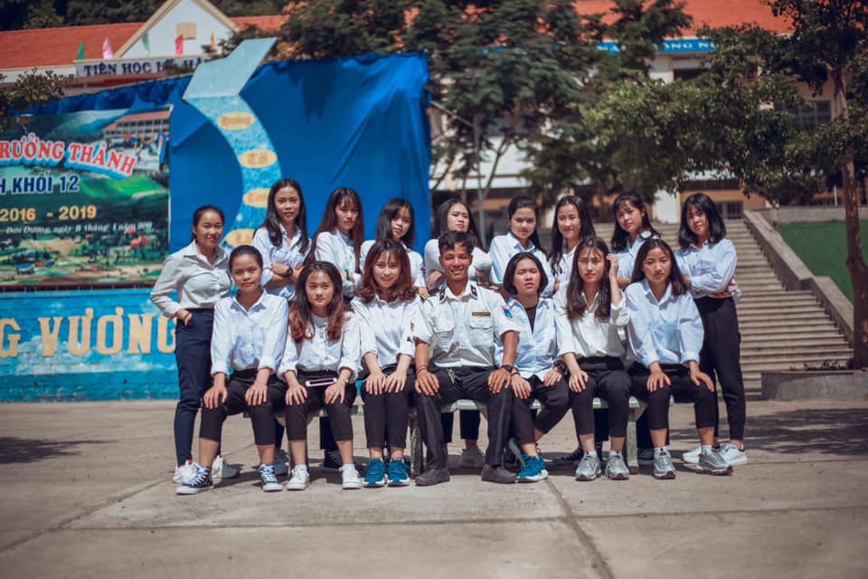 'Soái ca' bảo vệ cực đẹp trai khiến học sinh giành nhau để được chụp chung trong ảnh kỷ yếu 'Soái ca' bảo vệ cực đẹp trai khiến học sinh giành nhau để được chụp chung trong ảnh kỷ yếu