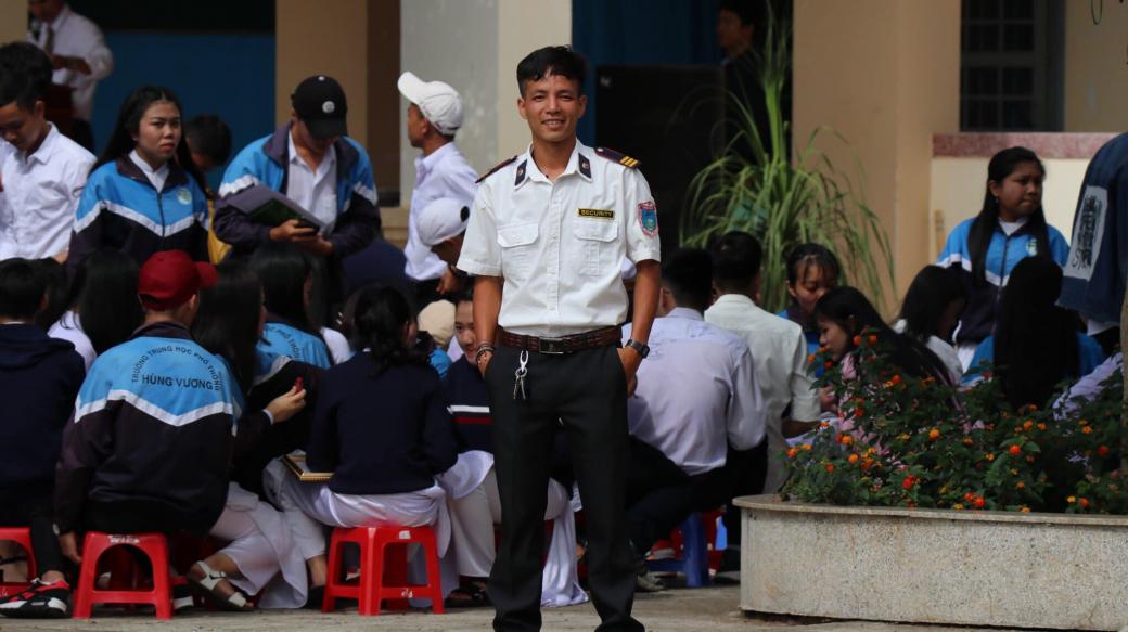'Soái ca' bảo vệ cực đẹp trai khiến học sinh giành nhau để được chụp chung trong ảnh kỷ yếu 'Soái ca' bảo vệ cực đẹp trai khiến học sinh giành nhau để được chụp chung trong ảnh kỷ yếu