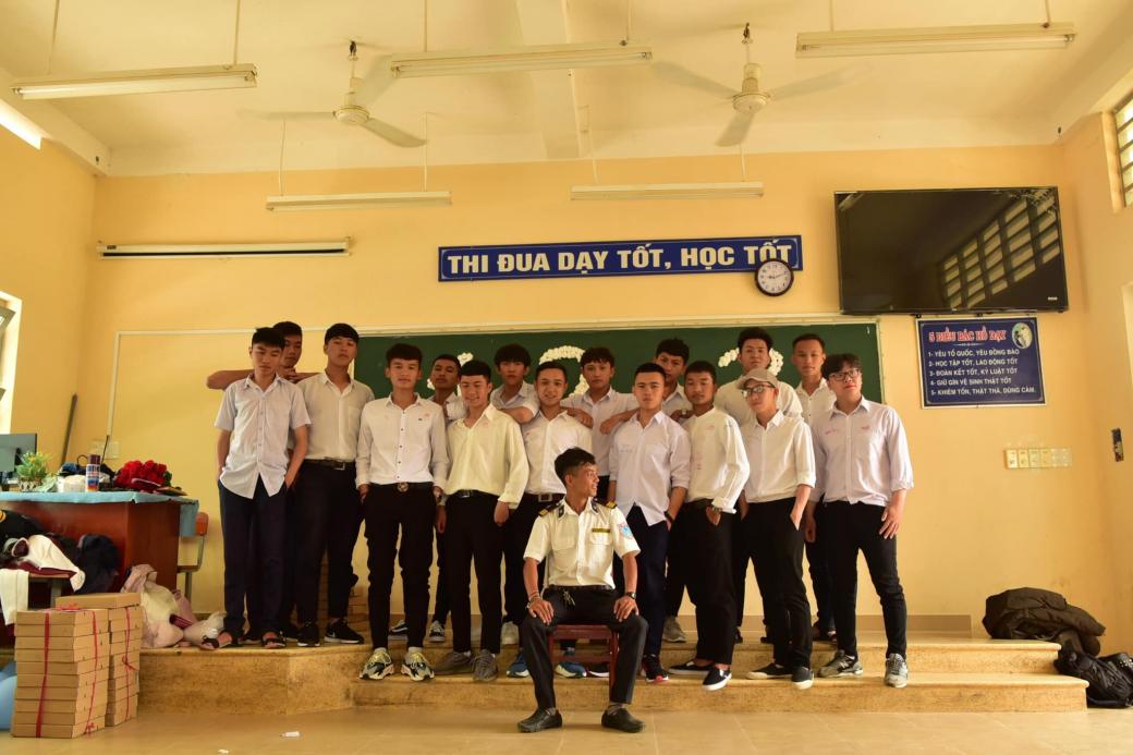 'Soái ca' bảo vệ cực đẹp trai khiến học sinh giành nhau để được chụp chung trong ảnh kỷ yếu 'Soái ca' bảo vệ cực đẹp trai khiến học sinh giành nhau để được chụp chung trong ảnh kỷ yếu