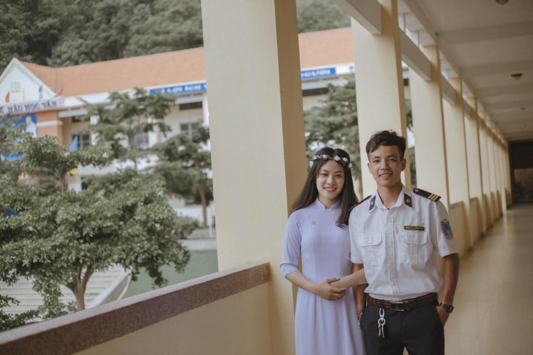 'Soái ca' bảo vệ cực đẹp trai khiến học sinh giành nhau để được chụp chung trong ảnh kỷ yếu 'Soái ca' bảo vệ cực đẹp trai khiến học sinh giành nhau để được chụp chung trong ảnh kỷ yếu