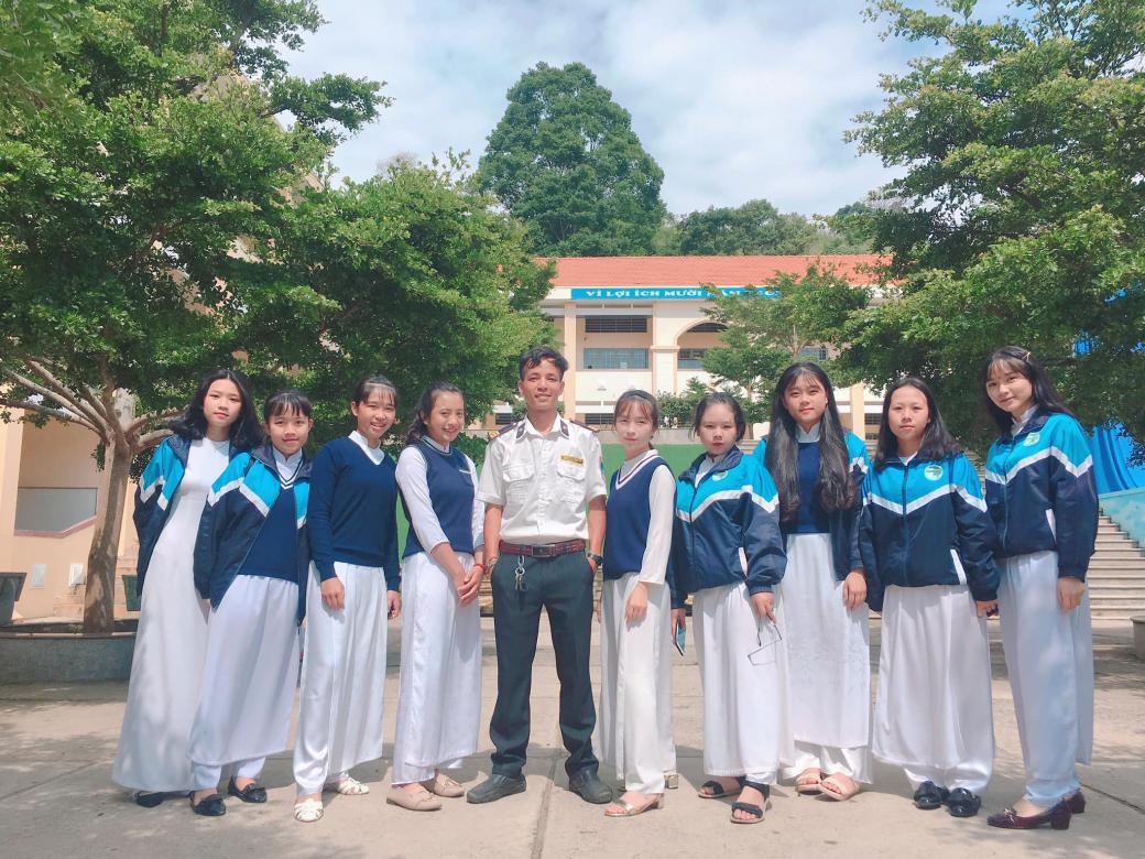 'Soái ca' bảo vệ cực đẹp trai khiến học sinh giành nhau để được chụp chung trong ảnh kỷ yếu 'Soái ca' bảo vệ cực đẹp trai khiến học sinh giành nhau để được chụp chung trong ảnh kỷ yếu