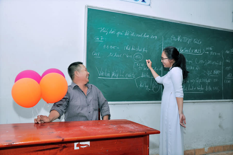 Câu chuyện người cha và những quả bóng bay âm thầm theo con dự lễ tổng kết suốt 10 năm liền Câu chuyện người cha và những quả bóng bay âm thầm theo con dự lễ tổng kết suốt 10 năm liền