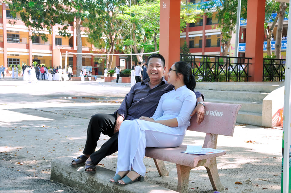 Câu chuyện người cha và những quả bóng bay âm thầm theo con dự lễ tổng kết suốt 10 năm liền Câu chuyện người cha và những quả bóng bay âm thầm theo con dự lễ tổng kết suốt 10 năm liền