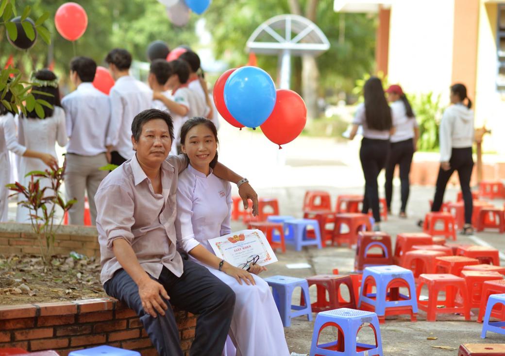 Câu chuyện người cha và những quả bóng bay âm thầm theo con dự lễ tổng kết suốt 10 năm liền Câu chuyện người cha và những quả bóng bay âm thầm theo con dự lễ tổng kết suốt 10 năm liền