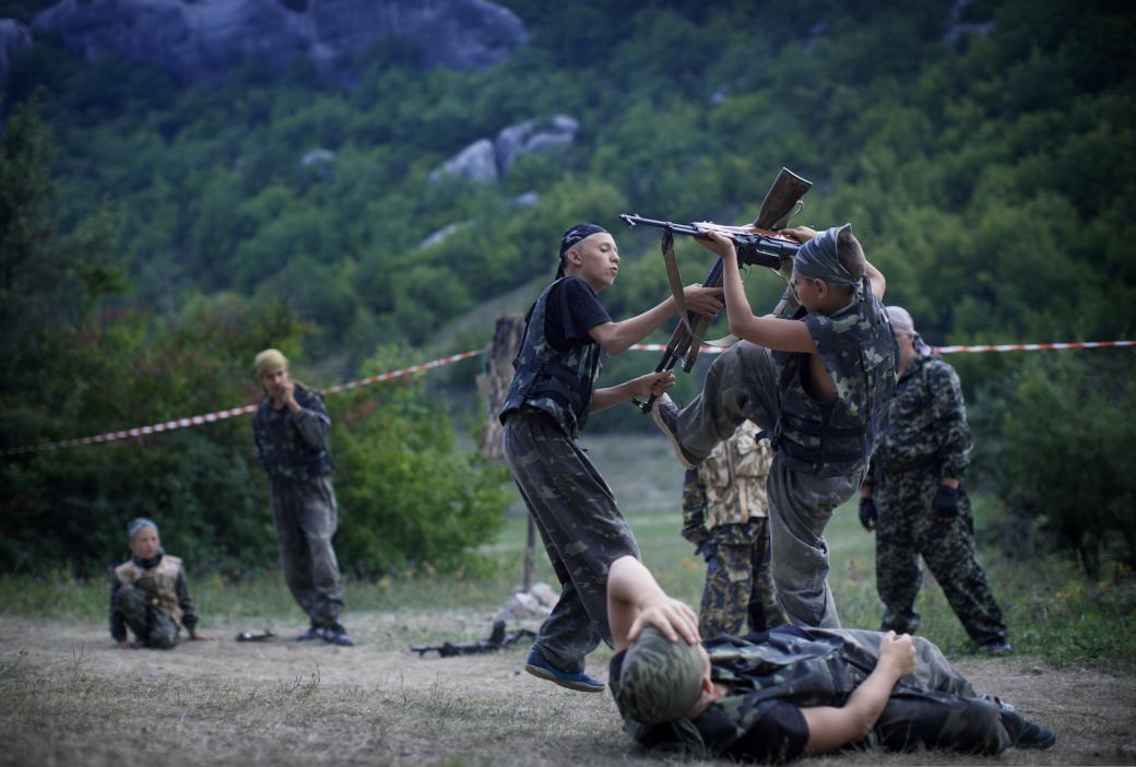 Bên trong trại hè ở Ukraina, nơi 150 trẻ em được huấn luyện để... cầm súng giết người Bên trong trại hè ở Ukraina, nơi 150 trẻ em được huấn luyện để... cầm súng giết người