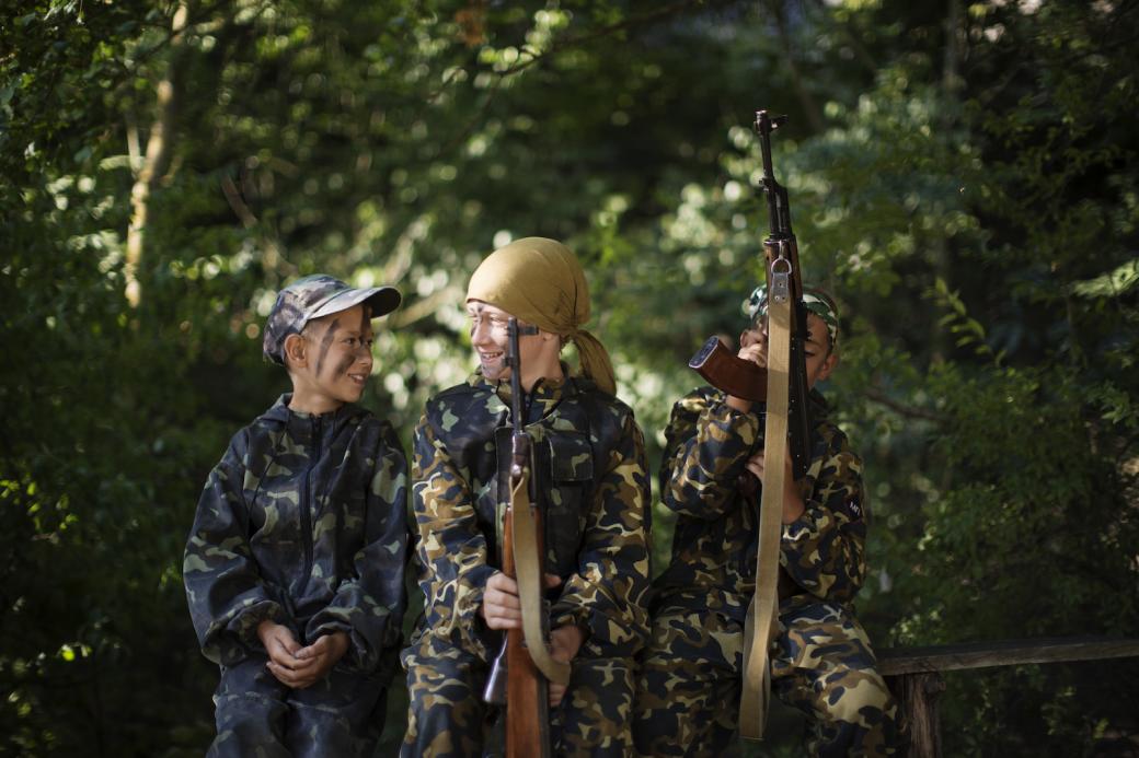 Bên trong trại hè ở Ukraina, nơi 150 trẻ em được huấn luyện để... cầm súng giết người Bên trong trại hè ở Ukraina, nơi 150 trẻ em được huấn luyện để... cầm súng giết người