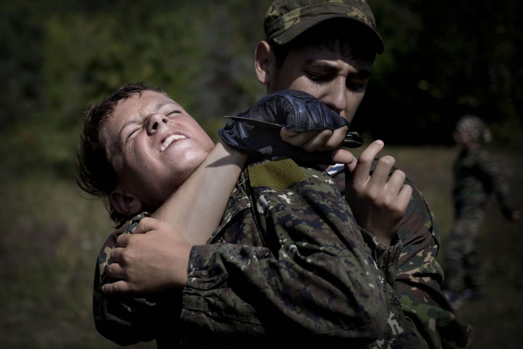 Bên trong trại hè ở Ukraina, nơi 150 trẻ em được huấn luyện để... cầm súng giết người Bên trong trại hè ở Ukraina, nơi 150 trẻ em được huấn luyện để... cầm súng giết người
