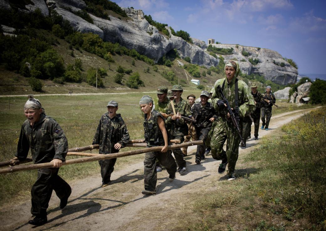 Bên trong trại hè ở Ukraina, nơi 150 trẻ em được huấn luyện để... cầm súng giết người Bên trong trại hè ở Ukraina, nơi 150 trẻ em được huấn luyện để... cầm súng giết người