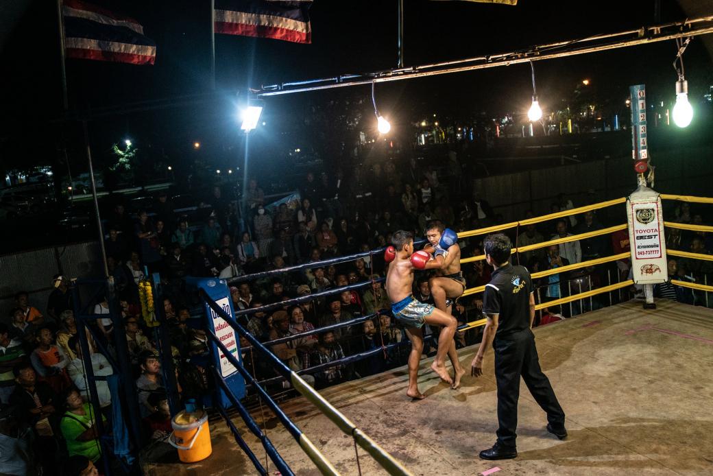 Đau lòng cảnh đấu sĩ nhí Muay Thái đổ máu mỗi đêm trên võ đài để kiếm tiền nuôi gia đình Đau lòng cảnh đấu sĩ nhí Muay Thái đổ máu mỗi đêm trên võ đài để kiếm tiền nuôi gia đình