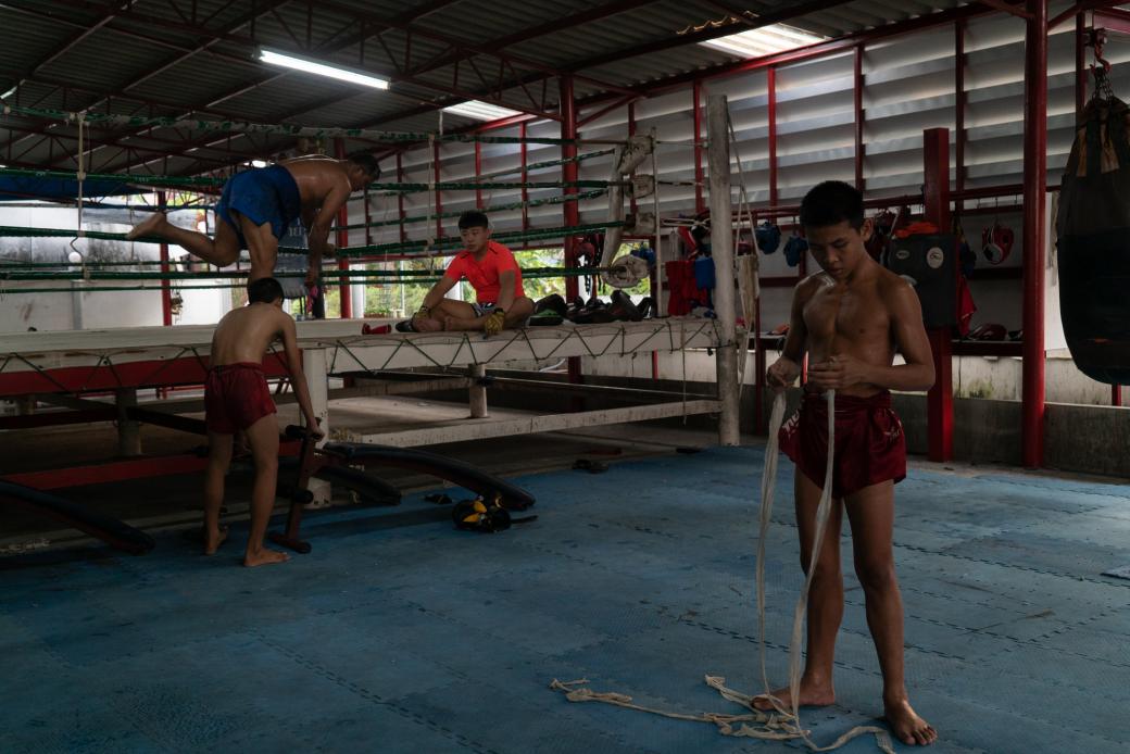 Đau lòng cảnh đấu sĩ nhí Muay Thái đổ máu mỗi đêm trên võ đài để kiếm tiền nuôi gia đình Đau lòng cảnh đấu sĩ nhí Muay Thái đổ máu mỗi đêm trên võ đài để kiếm tiền nuôi gia đình