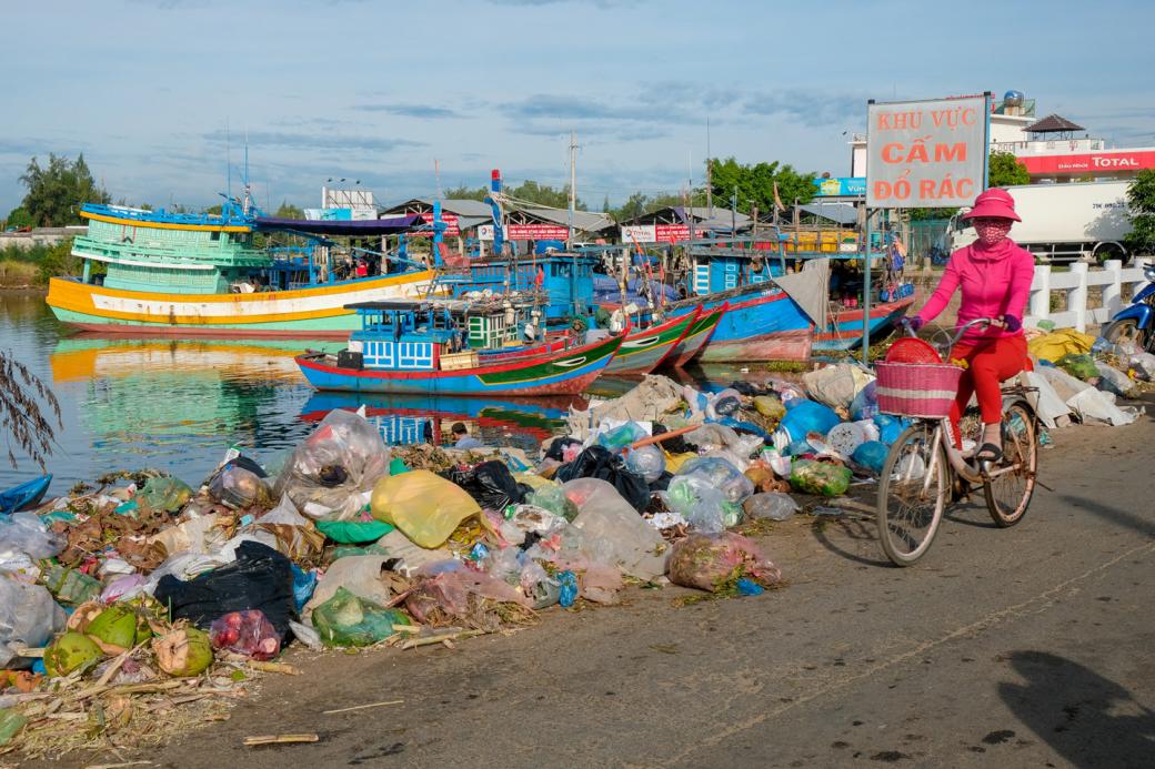 Chàng trai 'săn rác' suốt 3.000 km đường bờ biển Việt Nam: 'Những điều trông thấy mà đau đớn lòng' Chàng trai 'săn rác' suốt 3.000 km đường bờ biển Việt Nam: 'Những điều trông thấy mà đau đớn lòng'
