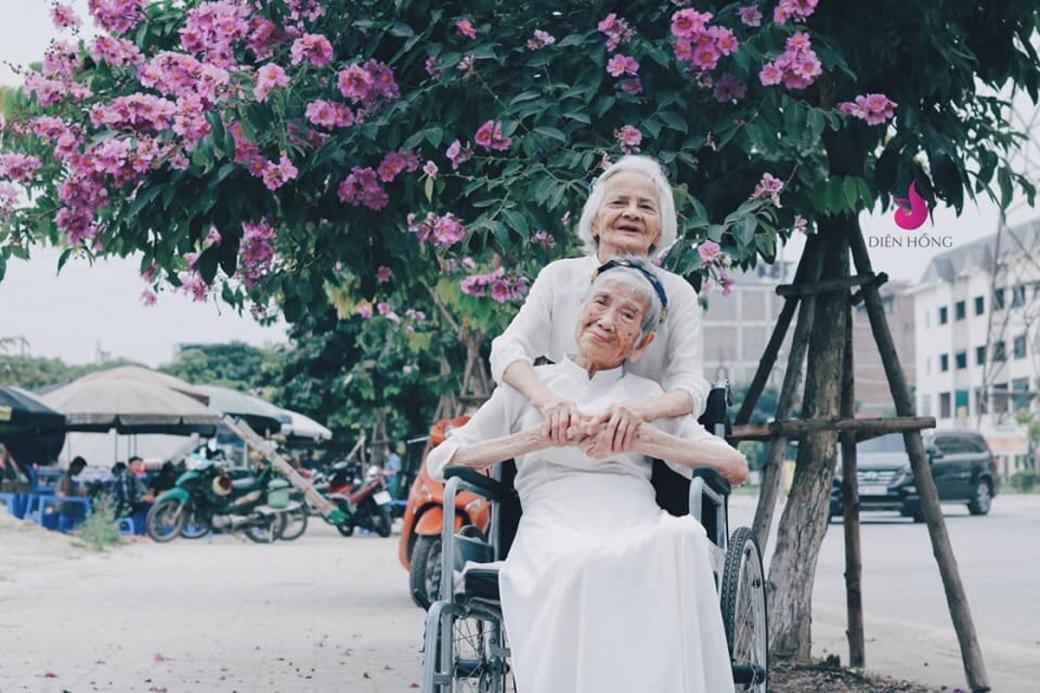 Bộ ảnh kỷ yếu của hai cụ bà trăm tuổi khiến lòng người bồi hồi nghĩ về tình bạn và thuở hoa niên Bộ ảnh kỷ yếu của hai cụ bà trăm tuổi khiến lòng người bồi hồi nghĩ về tình bạn và thuở hoa niên