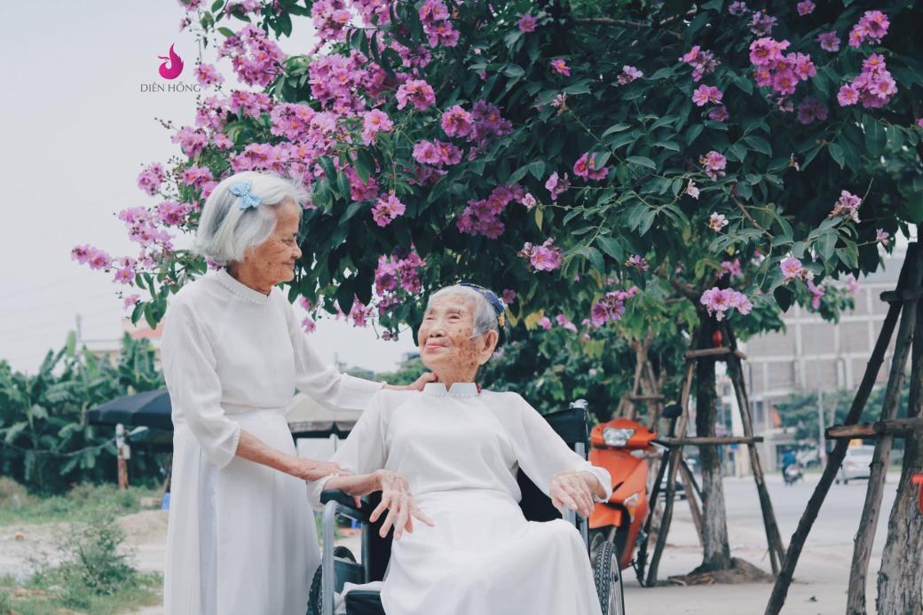 Bộ ảnh kỷ yếu của hai cụ bà trăm tuổi khiến lòng người bồi hồi nghĩ về tình bạn và thuở hoa niên Bộ ảnh kỷ yếu của hai cụ bà trăm tuổi khiến lòng người bồi hồi nghĩ về tình bạn và thuở hoa niên